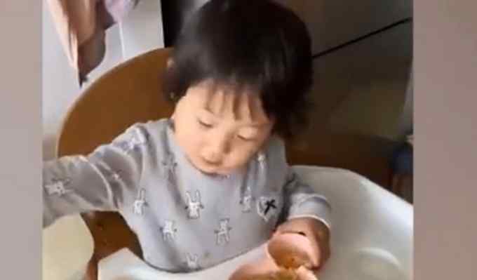 小学生哥哥替生病妈妈为妹妹做饭 过程真相详细揭秘！