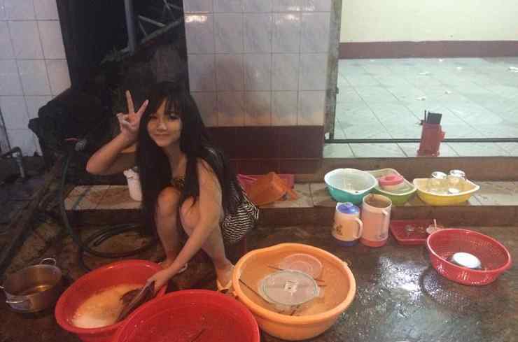越南洗碗小妹一抬头惊艳路人 现实版灰姑娘故事