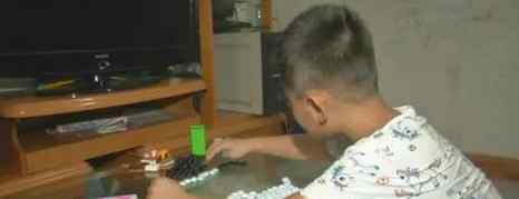 老师用铁尺扇四年级学生 甚至把牙都打掉了一颗