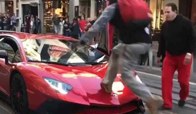 男子当车主面踩豪车 企图再次踩踏兰博基尼被车主按倒在地