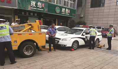 警车违停被拖走 网友:一碗水能端平值得表扬！