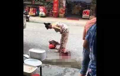 孕妇买菜突然分娩 生完孩子后掕菜抱娃淡定画家