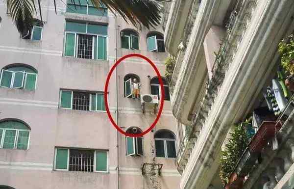 男童站5楼边眼看要坠楼 装修工从6楼的窗边爬水管纵下男童得救