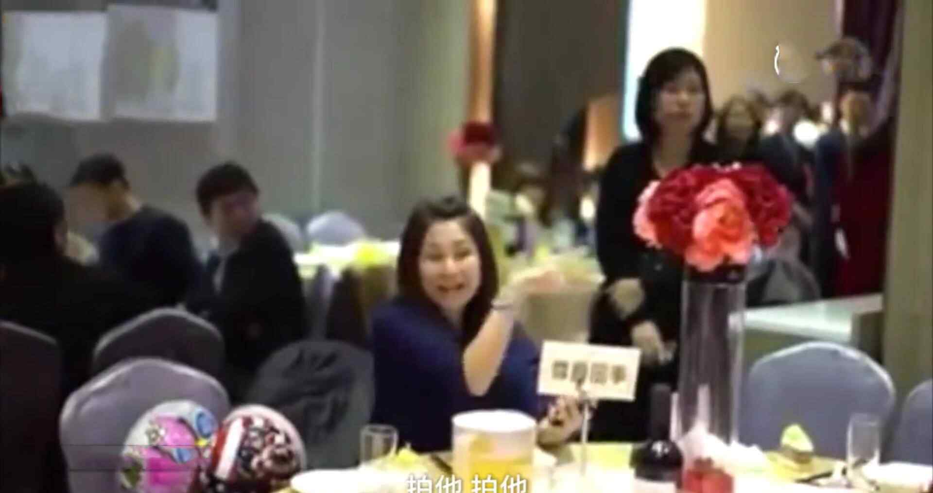 女子蹭婚宴被拆穿 一个人霸占一桌宴席旁若无人的嗑瓜子