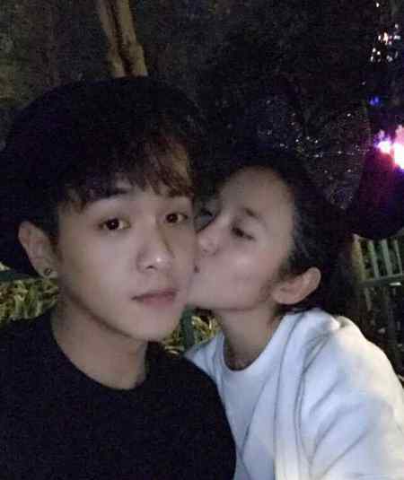 张若昀唐艺昕公开恋情 女友唐艺昕嘟嘴亲吻男友脸颊