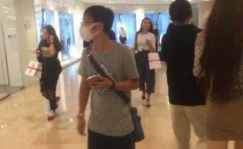 南京地铁现口罩男 以拍照为由占女生便宜