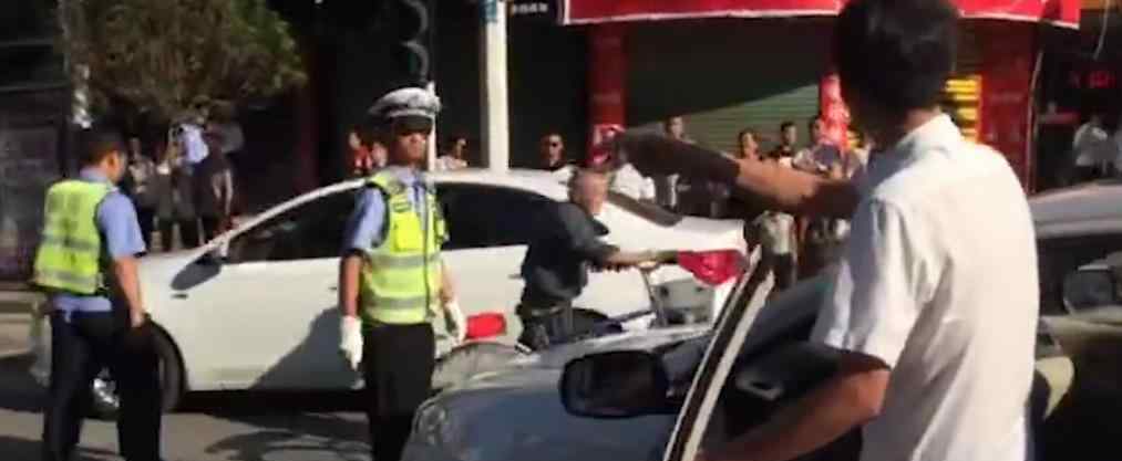 贵州一警察驾车被拦 大喊：到公安局来！