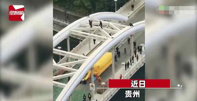 贵州大妈桥顶上疯狂跑跳如履平地 镜头往下一转网友不淡定了！