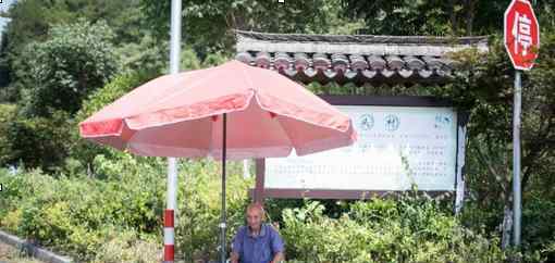 86岁老人一天卖7个西瓜 遮阳伞下扇着扇子等待顾客