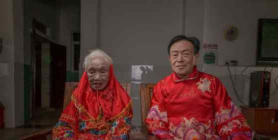 75岁儿子扮父圆母婚纱梦 因父亲过世得早拍婚纱照成母亲一大遗憾！