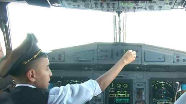 机师让10岁男童开飞机被停职 怎么才能当飞机驾驶员？