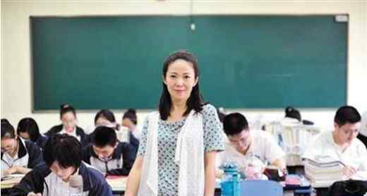 老师写鸡汤文走红 被称“最燃高中老师”