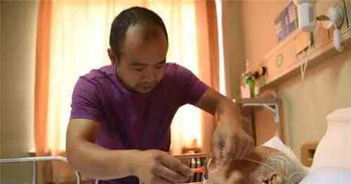 男子撞倒散步老人 每天不分日夜寸步不离地细心照顾20多天