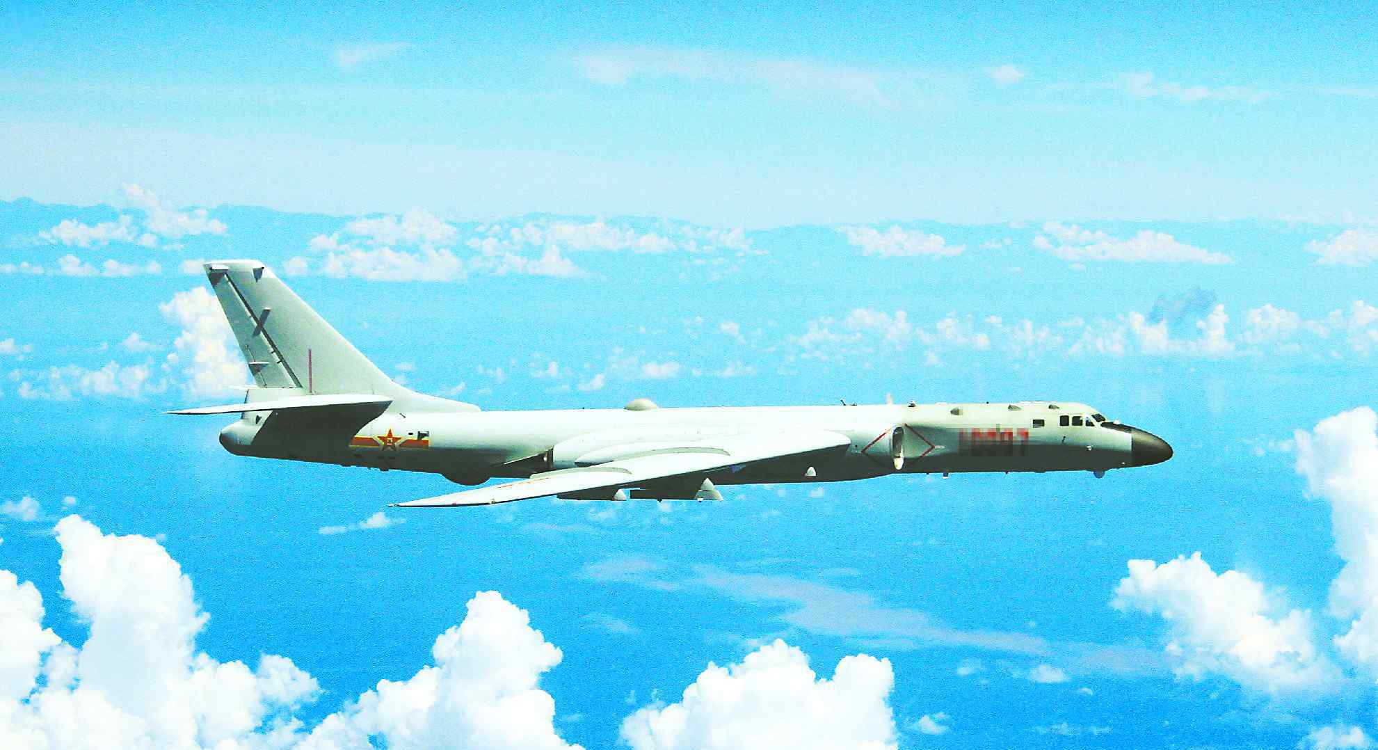 中国10架军机飞越东海上空 中国空军官方称常态化