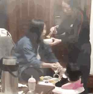 妈妈舍不得孩子的句子 戳中泪点：人生很难，你要坚强、坚强。。。