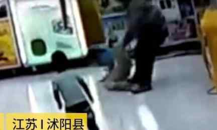 男子超市殴打女儿 因偷偷将弟弟带出来玩而恼羞成怒