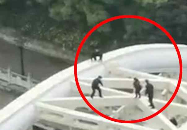 大妈爬上大桥钢梁蹦跳如履平地 与救援人员玩“捉迷藏” 视频揪心！