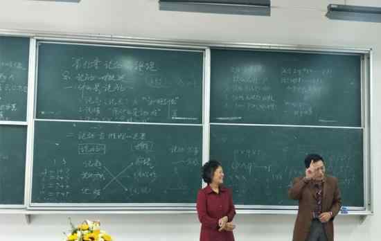 大学课堂上公然秀恩爱 最好的爱情也许就像这样吧
