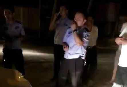 陕西交警嗑瓜子被停职 应该保持警容严整举止端庄