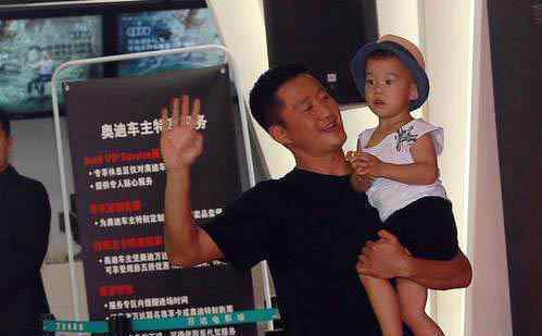 吴京儿子公开亮相 吴所谓一脸呆萌十分可爱