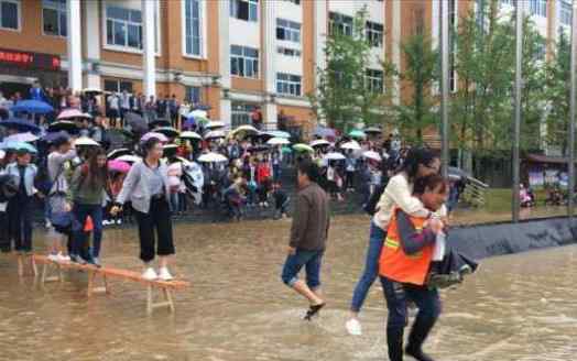 保洁阿姨背大学生过河 将这些可爱的学生当做自己的子女