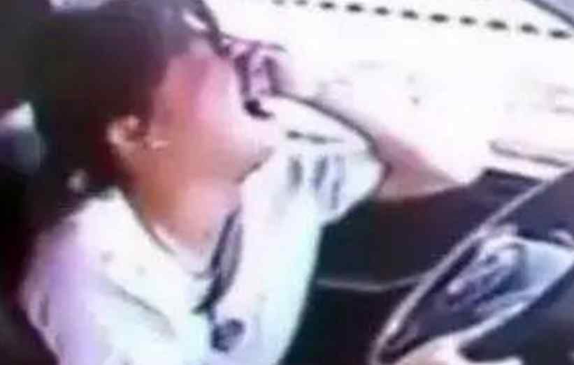 小伙驾考没过哭晕考场 坦言压力太大紧张到“脚心抽筋”