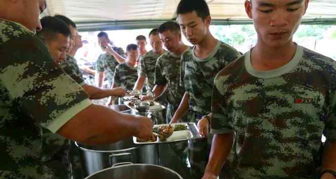 抗洪官兵伙食曝光 网友：这我就放心了