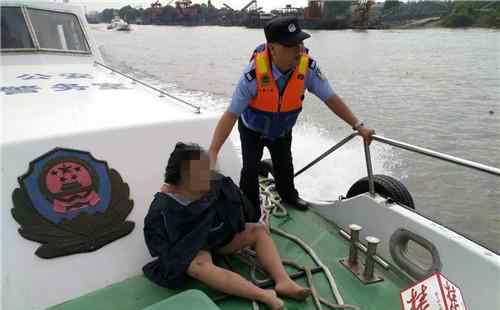 不会游泳漂流40公里生还 凭借着这个动作得以获救