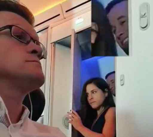 飞机厕所走出1男1女 男子眉宇间一幅满足的神情