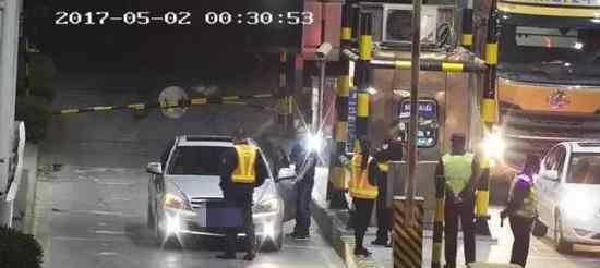 开奔驰拒缴10元过路费 纠缠收费员见了警察就想溜