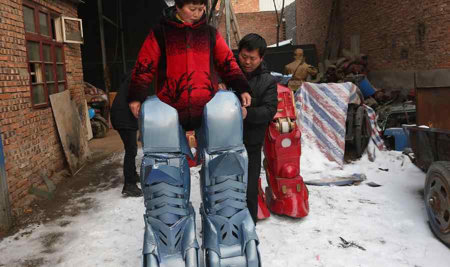 男子发明变形金刚 妻子身穿50公斤装备一站就是一小时