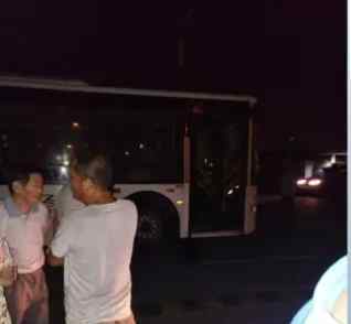 公交司机未及时让路被围殴 嘴巴缝了八针牙齿断了一颗