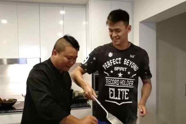 孙杨亲自掌勺大展厨艺 教练队友们都竖起了大拇指！
