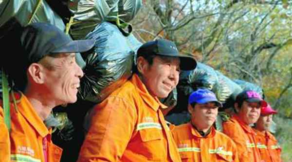 长城上的橙衣好汉 每人每天平均背百余斤垃圾下山