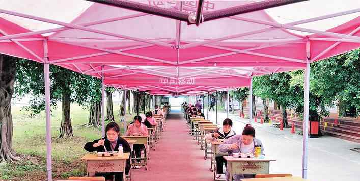 高三复课一人一桌戴着口罩学习 具体是啥情况?