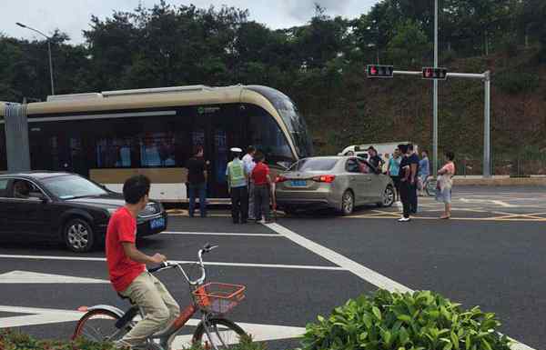 一次车祸近2000万元 有轨电车与一辆小车发生碰撞