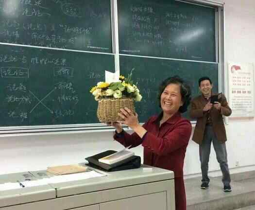 大学课堂上公然秀恩爱 这才是爱情最美的样子呀