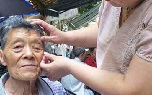 老人被撞拒要赔偿 一句话令围观者感动的落泪