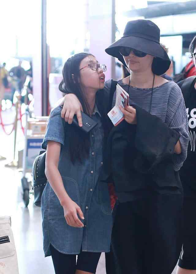 徐帆搂徐朵大长腿抢镜 养女徐朵露兔子牙向妈妈撒娇