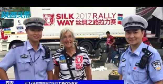 教师辞职当辅警成网红 用4种外语为外国友人指路