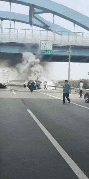 两车相撞爆炸前5分钟人被救出 真相到底是怎样的？文章配图