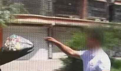 男子误把3.5万扔进垃圾桶 民警帮忙他却这样说