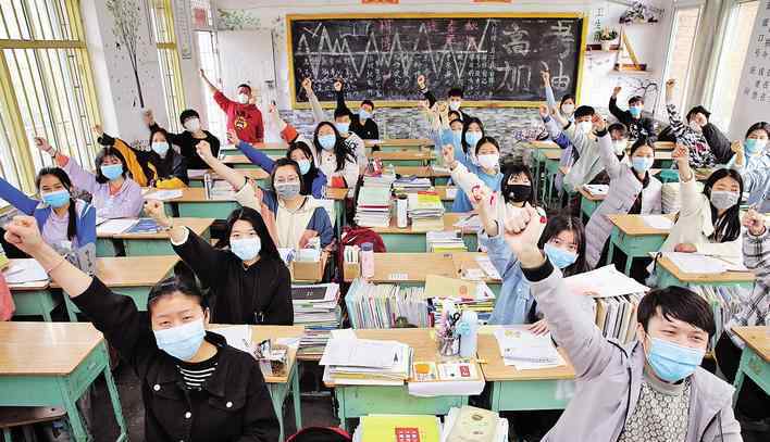 高三复课一人一桌戴着口罩学习 具体是啥情况?