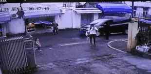 3岁女童被卷入车底 接下来让人感动的一幕发生了