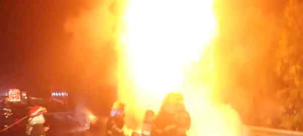 百万元京东快递货车起火 经过3个小时大火才完全扑灭