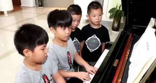 江苏南通一学校迎17对双胞胎 大多数才艺突出