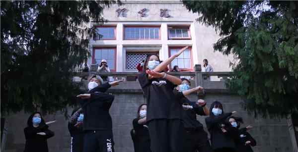 珞珈花开，武大学子超燃快闪致敬英雄城