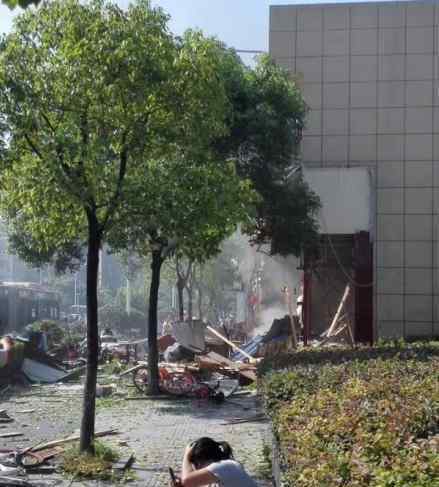 突发！杭州古墩路灯彩街附近餐馆煤气瓶爆炸 现场火光冲天【图】