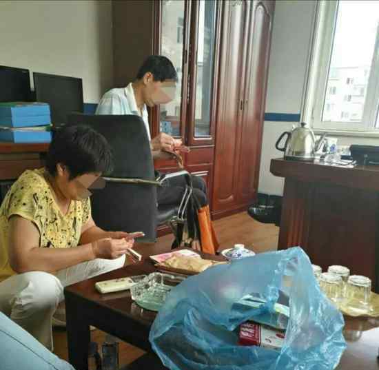 装修工一锤砸出大包钱 民警凭条巧断案完璧归赵