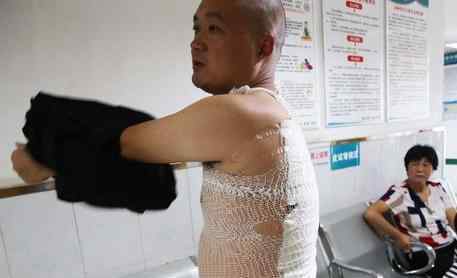 男子被店员泼开水 因摔坏手机钢化膜